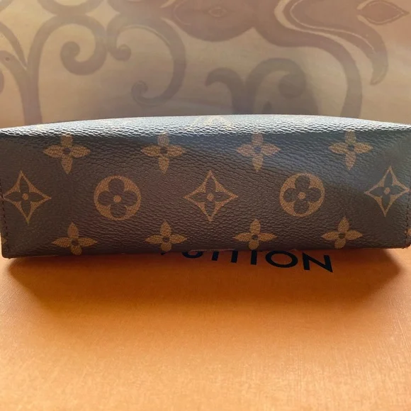 Louis Vuitton toiletry pouch 19 - Picture 11 of 12